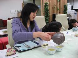 お茶を注ぐ.jpg