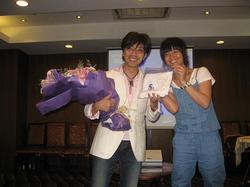 上海主催者ヂョンさんとプレゼンター.jpg